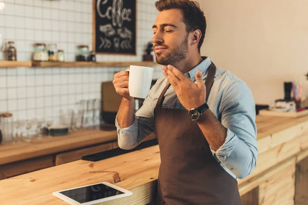 Barista avec une tasse de café — Photo de stock