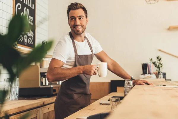 Barista avec une tasse de café — Photo de stock