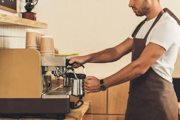 Barista making coffee — Stock Photo