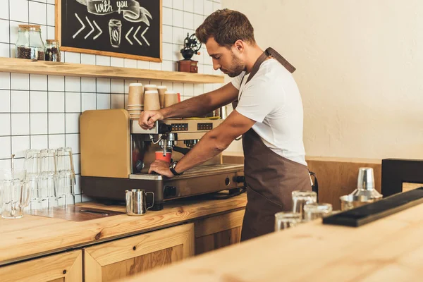 Barista fare il caffè — Foto stock