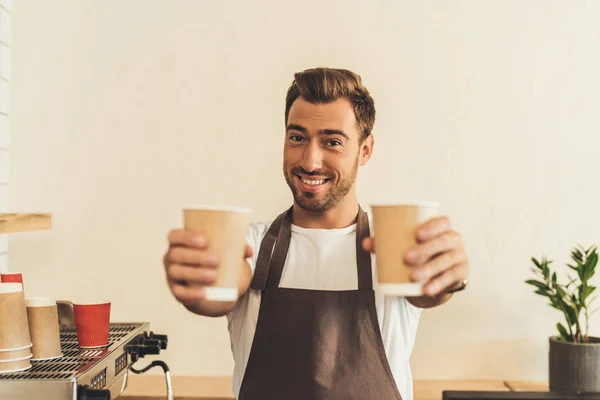Barista mostrando café para ir — Fotografia de Stock