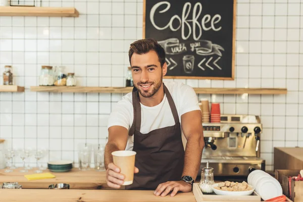 Barista con caffè da asporto — Foto stock