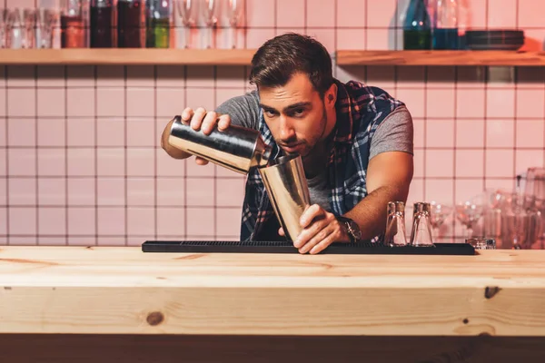 Barmann bereitet Cocktail zu — Stockfoto