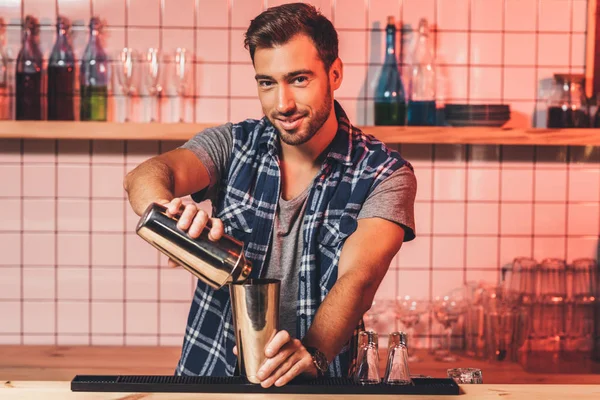 Barman preparando cóctel - foto de stock