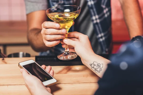 Barman giving cocktail to visitor — Stock Photo