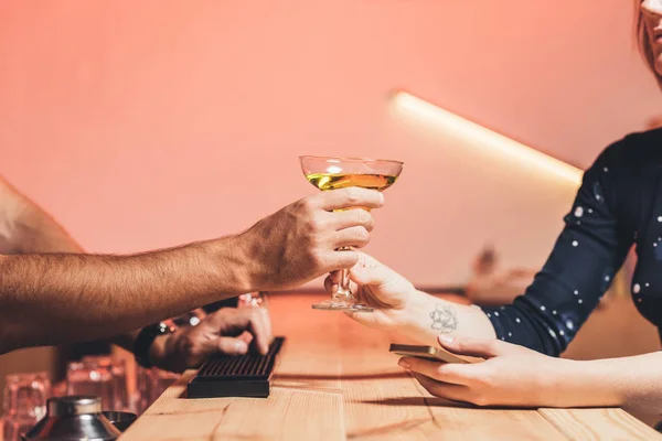 Barman donnant un cocktail au visiteur — Photo de stock