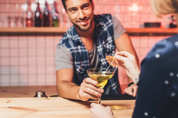 Barman donnant un cocktail au visiteur — Photo de stock