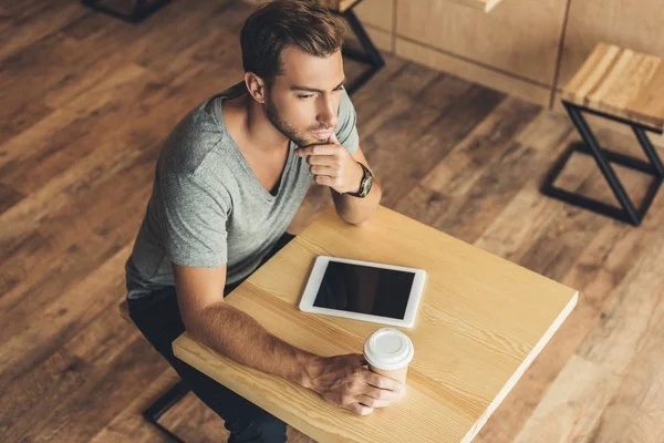 Homme pensif dans un café — Photo de stock