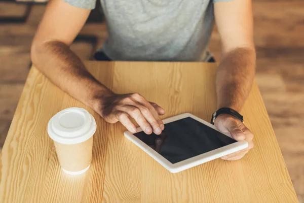 Homme utilisant une tablette dans un café — Photo de stock