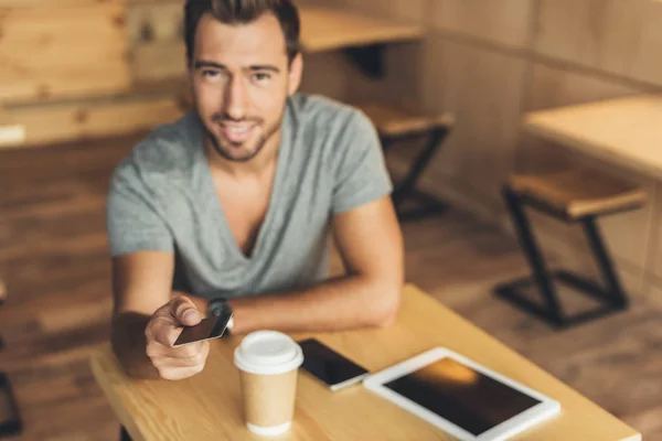Homme avec carte de crédit dans le café — Photo de stock