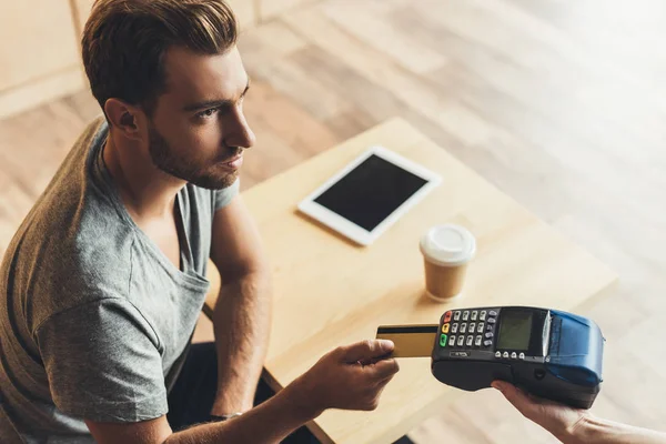 Homme payant par carte de crédit — Photo de stock