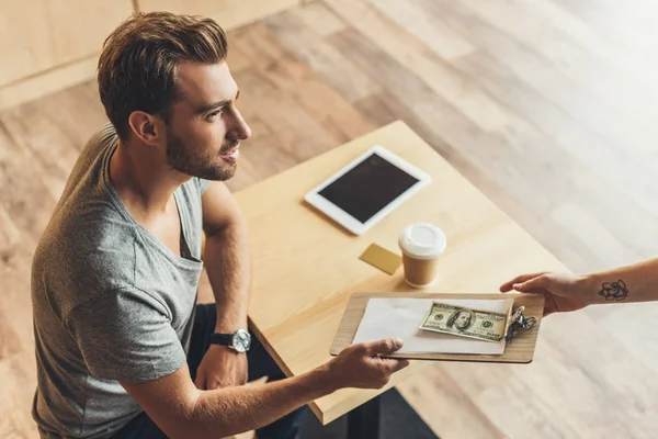 Mann bezahlt für Bestellung im Café — Stockfoto