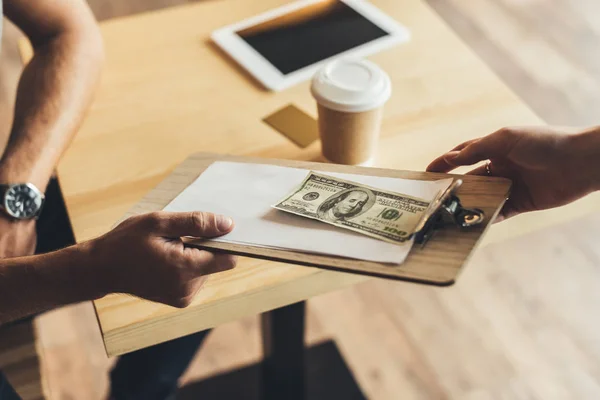 Homme payant pour l'ordre dans le café — Photo de stock