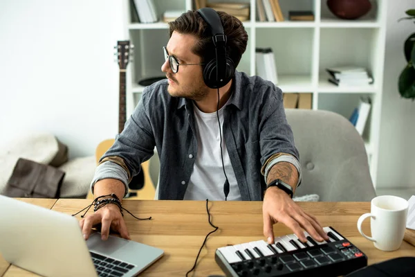 Junger Soundproduzent — Stockfoto