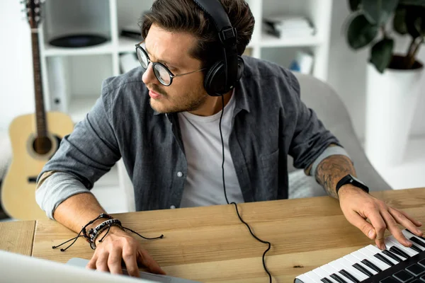 Joven productor de sonido - foto de stock