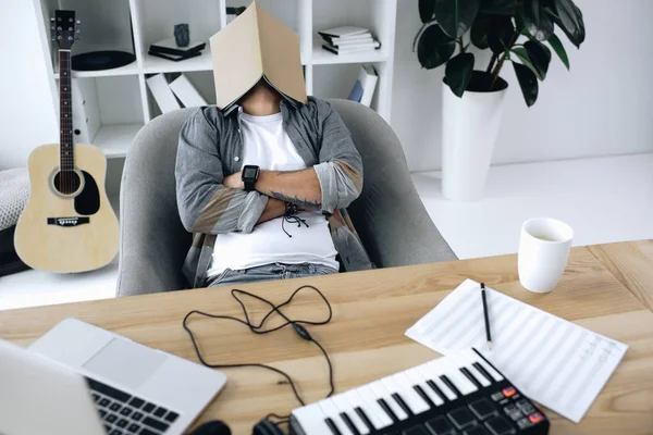 Productor de sonido durmiendo con revista en la cara - foto de stock