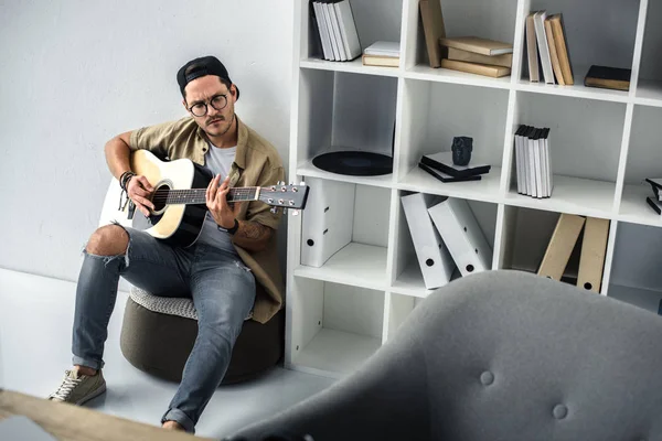 Playing guitar — Stock Photo