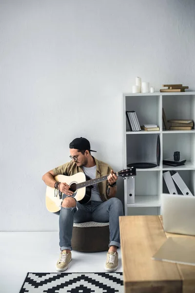 Jovem músico tocando guitarra — Fotografia de Stock