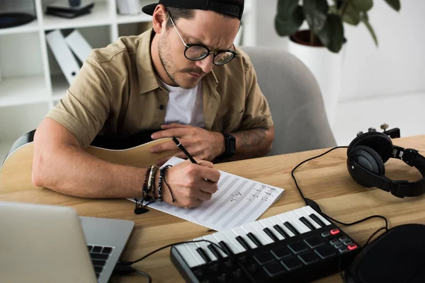 Junge Musikerin schreibt Noten — Stockfoto