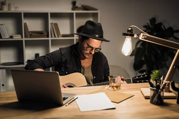 Jeune homme jouant de la guitare — Photo de stock