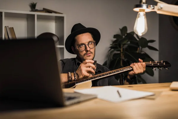 Jeune homme jouant de la guitare — Photo de stock