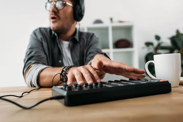 Musician playing on MPC pad — Stock Photo