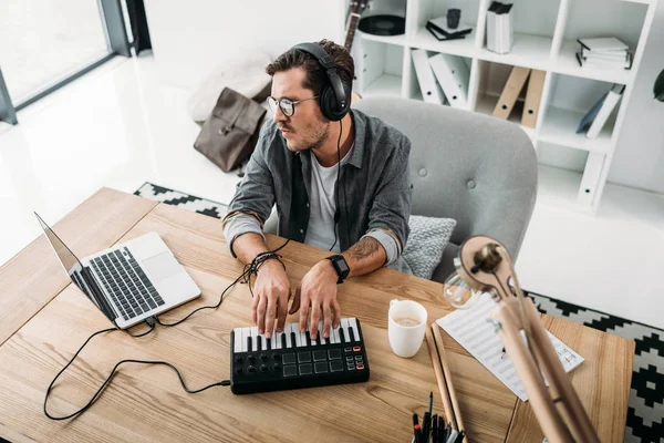 Musician playing on MPC pad — Stock Photo