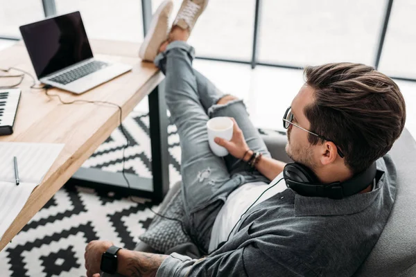 Mann trinkt Kaffee am Arbeitsplatz — Stockfoto