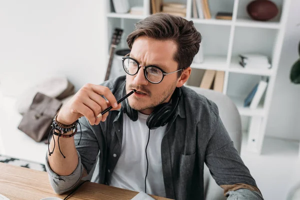 Homme avec écouteurs détournant les yeux — Photo de stock