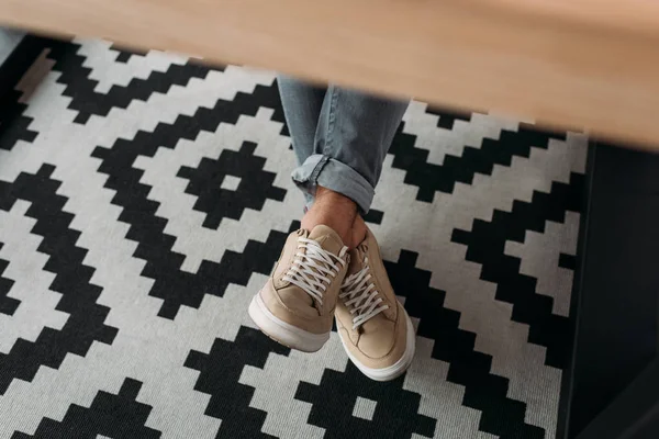 Homme en chaussures et jeans élégants — Photo de stock