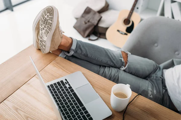 Hombre relajante en el lugar de trabajo - foto de stock