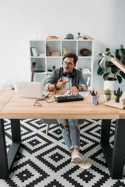 Músico trabajando en un nuevo proyecto - foto de stock