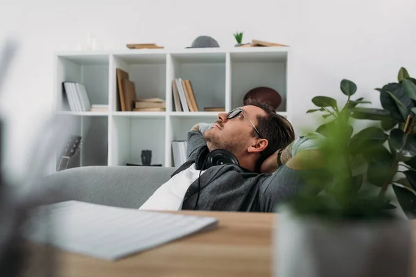 Mann entspannt sich im modernen Büro — Stockfoto