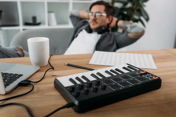 Musician relaxing at modern office — Stock Photo