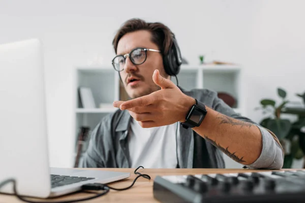 Joven músico escuchando música - foto de stock