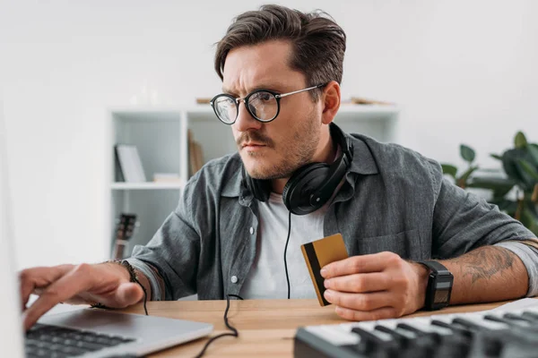 Uomo che fa e-shopping — Foto stock