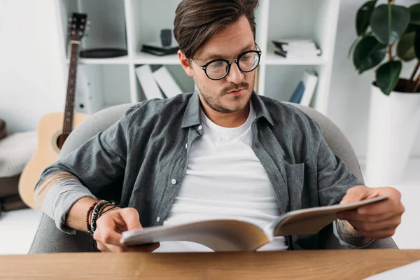 Lesezeitschrift — Stockfoto