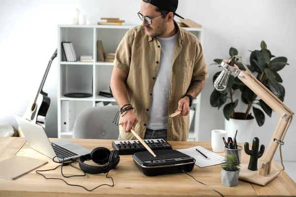 Musiker spielt auf Schlagzeug — Stockfoto