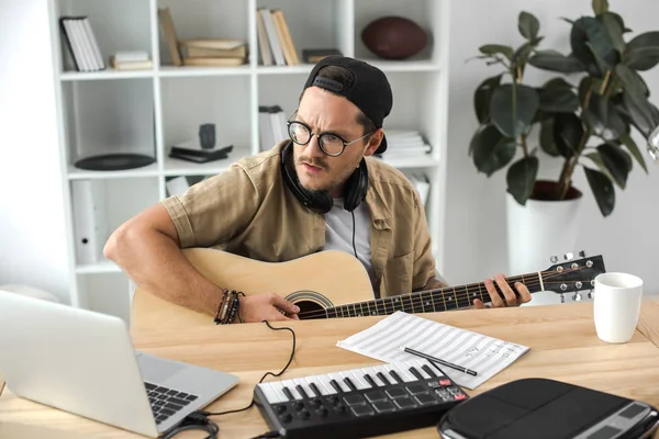 Musician playing guitar — Stock Photo