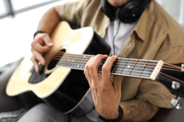 Playing guitar — Stock Photo