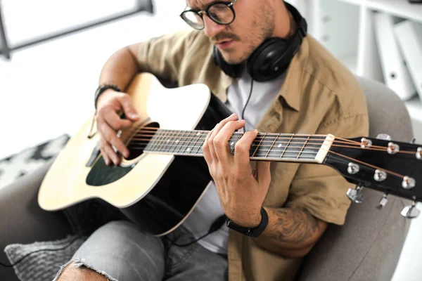 Uomo che suona la chitarra — Foto stock