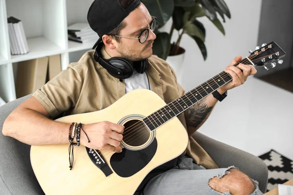 Hombre tocando la guitarra - foto de stock