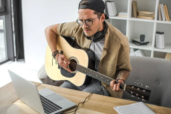 Mann spielt Gitarre — Stockfoto