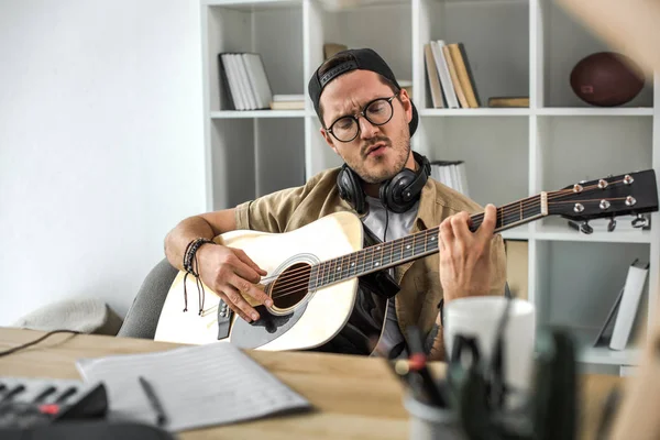 Man playing guitar — Stock Photo