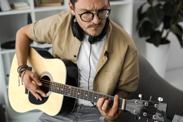 Homme jouant de la guitare — Photo de stock