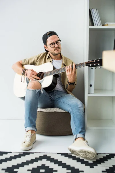 Hombre tocando la guitarra - foto de stock