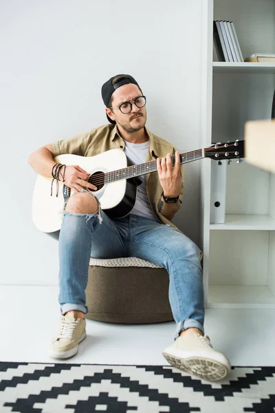 Homme jouant de la guitare — Photo de stock