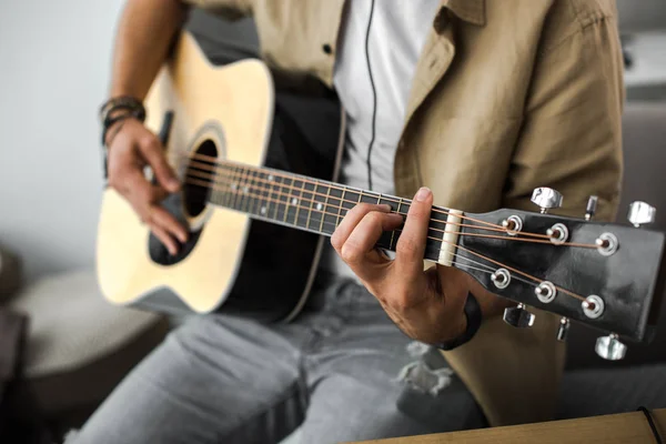 Hombre tocando la guitarra - foto de stock