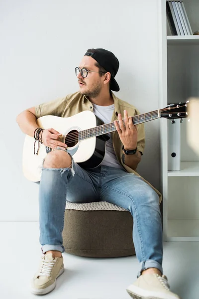 Man playing guitar — Stock Photo