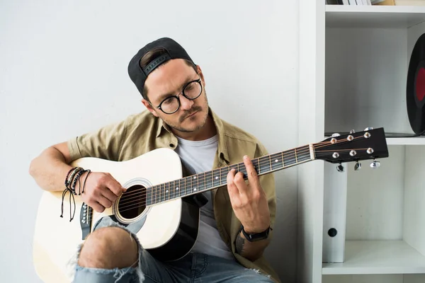 Homem tocando guitarra — Fotografia de Stock